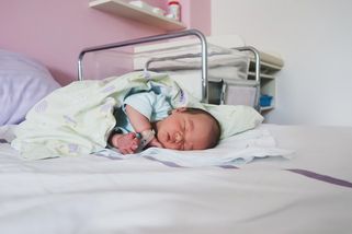 V nemocnicích zůstávají ročně až tisíce opuštěných dětí - Novinky